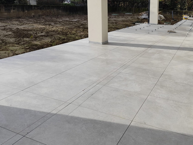 Casa prefabbricata Ecodimora a Flero Brescia posa pavimento esterno