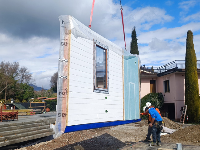 Edificio prefabbricato in legno Ecodimora a San Felice del Benaco Brescia posa pareti
