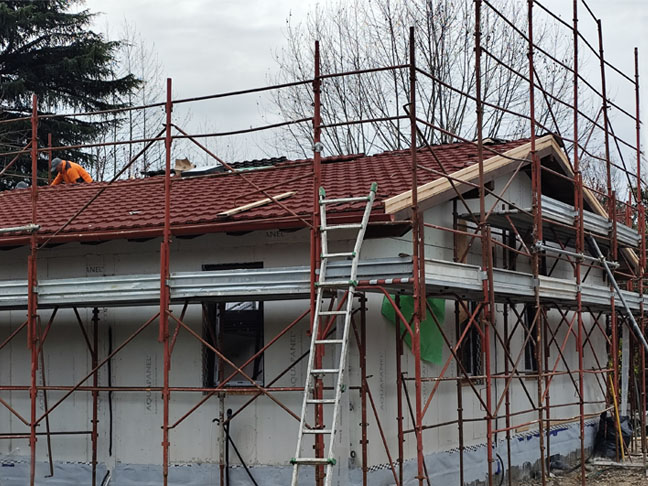 Edificio prefabbricato in legno Ecodimora a San Felice del Benaco Brescia posa manto di copertura