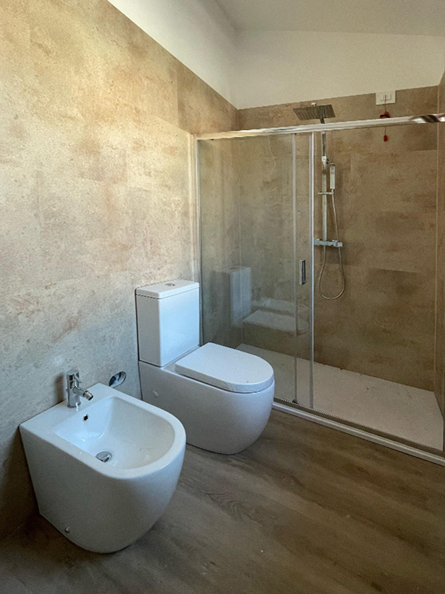 Edificio prefabbricato in legno Ecodimora a San Felice del Benaco Brescia rivestimenti e sanitari
