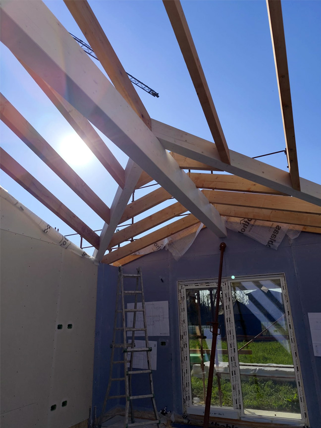Casa prefabbricata Ecodimora a Pavone Mella Brescia posa travi tetto