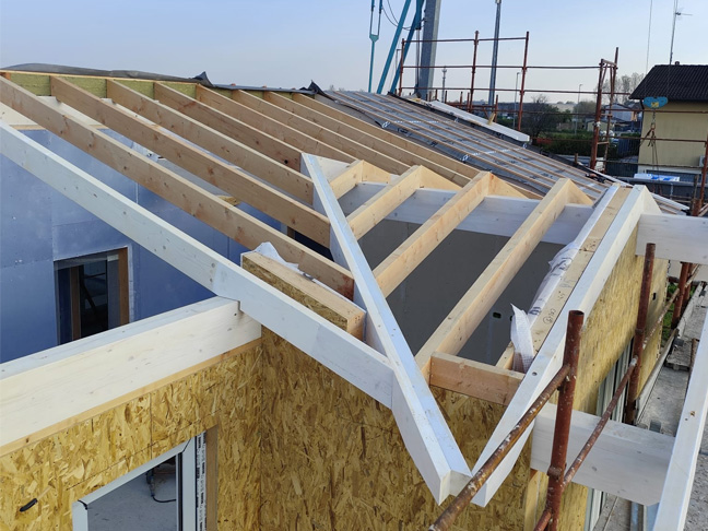 Casa prefabbricata Ecodimora a Pavone Mella Brescia posa tetto a falda