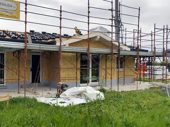 Casa prefabbricata Ecodimora a Pavone Mella Brescia manto di copertura in tegole