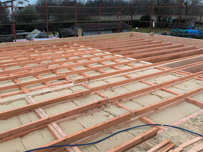 Casa prefabbricata Ecodimora a Parma posa tetto piano