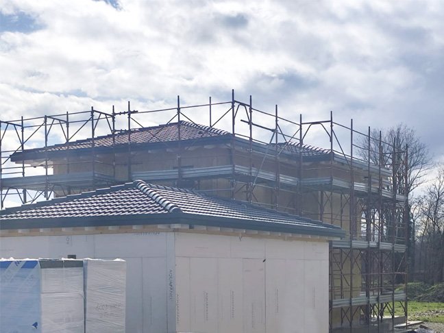 Casa prefabbricata Ecodimora a Parma posa tegole