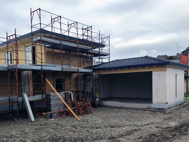 Casa prefabbricata Ecodimora a Parma posa tegole